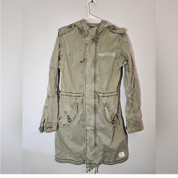 Aritzia TNA Utility/ Military Style Jacket. Green.
SIZE M - Picture 3 of 16